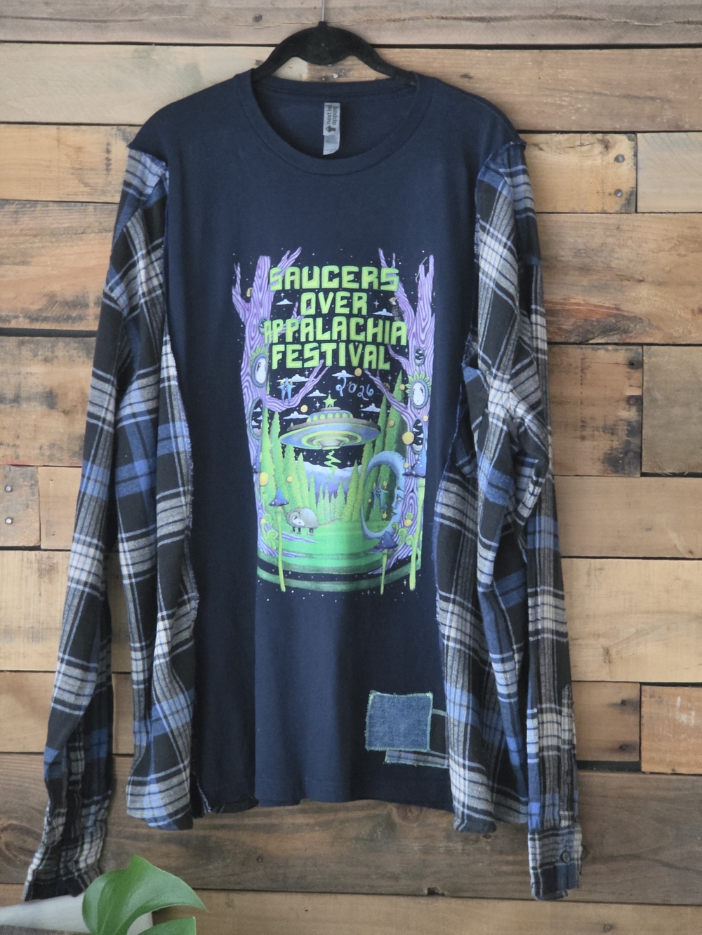 Upcycled Saucer Over Appalachia Festival Black Graphic T-shirt